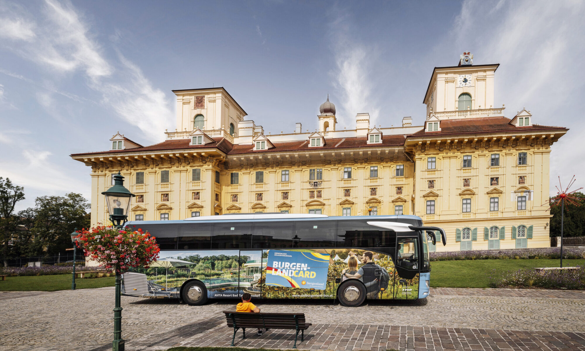 VBB_Bus vor Schloss Esterhazy